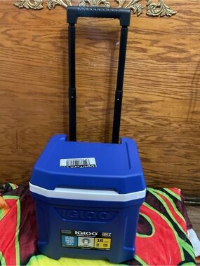 Igloo Blue and White Rolling Cooler with Telescoping Handle